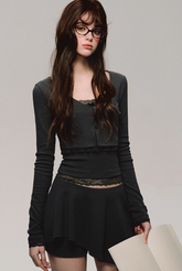 グレーのストライプニットの高級スーツはスリムでエレガント