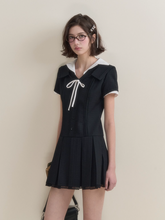 ディテールにこだわった黒のロングドレス