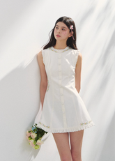 ウエストを絞ったノースリーブのフレンチドレス