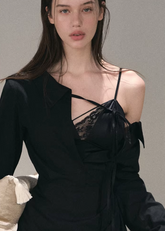 ブラックとライトのレースアップドレス