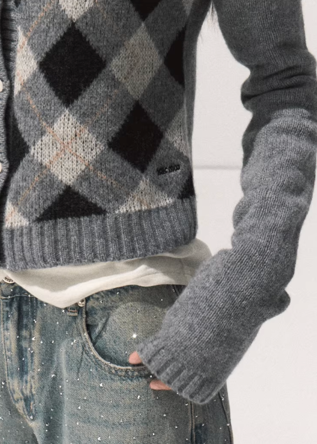 korean argyle knit cardigan, vintage polo sweater women, contrast pattern knitwear, korean retro casual cardigan, lazy wind fall sweater, soft argyle polo knit, korean preppy check sweater, seoul vintage knit top, elegant autumn knit cardigan, wool blend retro top, korean daily layering cardigan, argyle check knitwear women, cozy soft polo sweater, vintage korean fashion outfit, preppy chic argyle cardigan