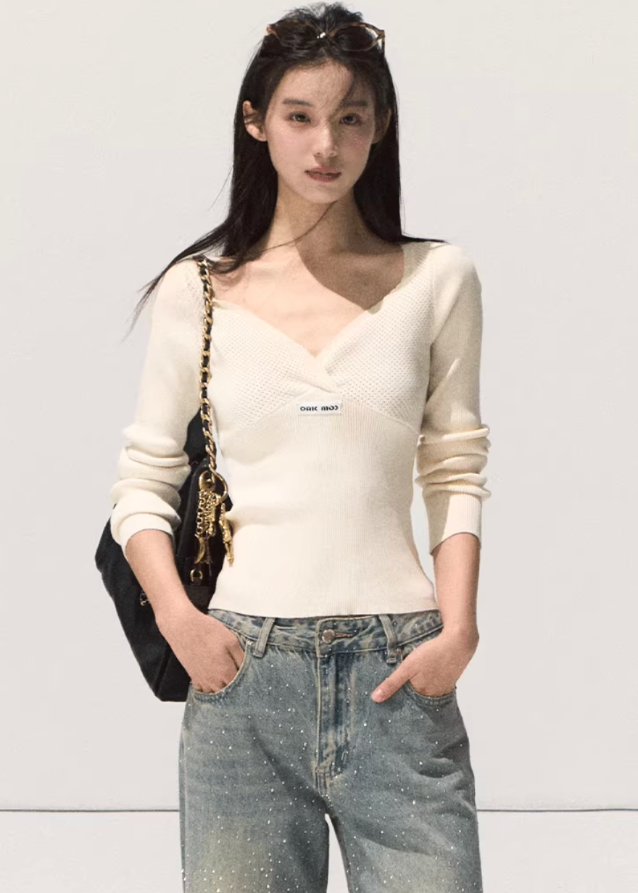 korean soft knit long sleeve top, cotton slim base top women, minimal layering knitwear, korean pure cotton inner top, seoul style slim fit knitwear, soft touch cotton long sleeve tee, minimalist base knit korea, daily layering outfit women, light knit top for autumn, korean skin-friendly cotton knit, elegant soft base top, women slim inner knitwear, breathable cotton long sleeve, cozy korean layering top, feminine minimal knit top