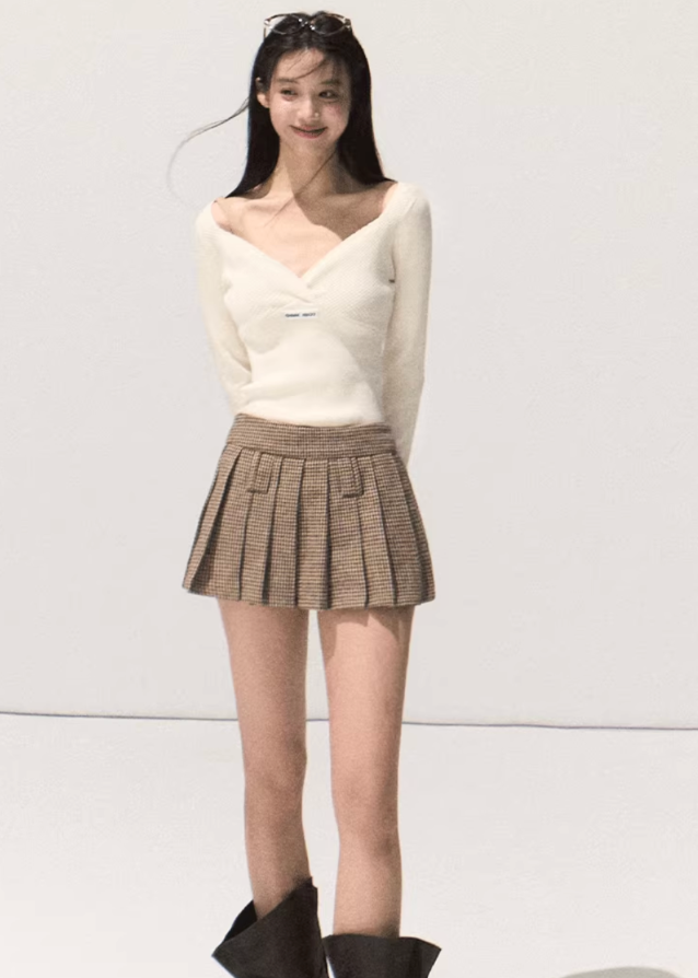 korean soft knit long sleeve top, cotton slim base top women, minimal layering knitwear, korean pure cotton inner top, seoul style slim fit knitwear, soft touch cotton long sleeve tee, minimalist base knit korea, daily layering outfit women, light knit top for autumn, korean skin-friendly cotton knit, elegant soft base top, women slim inner knitwear, breathable cotton long sleeve, cozy korean layering top, feminine minimal knit top