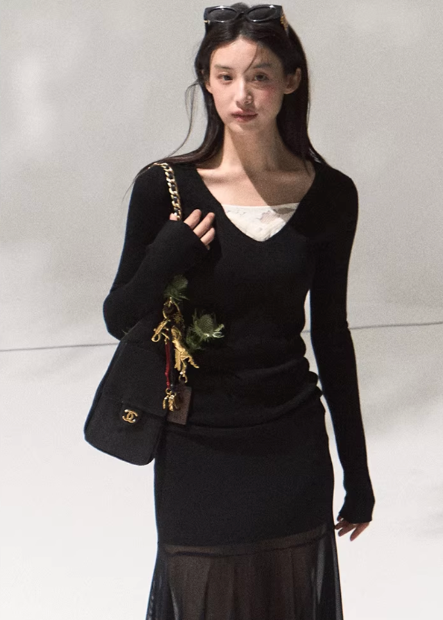 OAKMOO knit top, lace V-neck sweater, slim wool knitwear women, base layer top autumn winter, cozy knit long sleeve, Korean chic fashion, minimal soft knit top, OAKMOO AW collection, inner layer sweater, elegant fitted knit