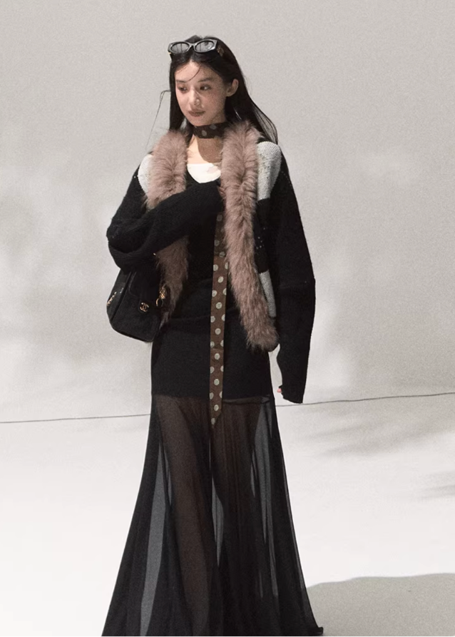 OAKMOO knit top, lace V-neck sweater, slim wool knitwear women, base layer top autumn winter, cozy knit long sleeve, Korean chic fashion, minimal soft knit top, OAKMOO AW collection, inner layer sweater, elegant fitted knit