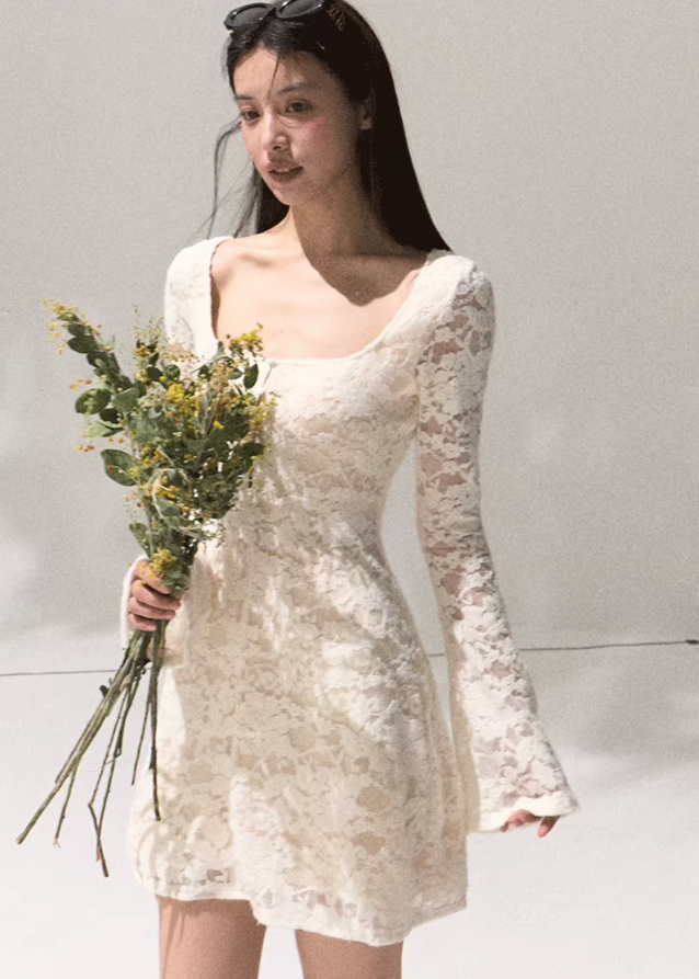 OAKMOO lace mini dress, square neck slim dress, bodycon lace dress women, long sleeve lace top dress, elegant autumn dress 2025, chic Korean lace dress, winter fitted dress women, OAKMOO AW collection, lace cocktail dress, minimalist fashion outfit
