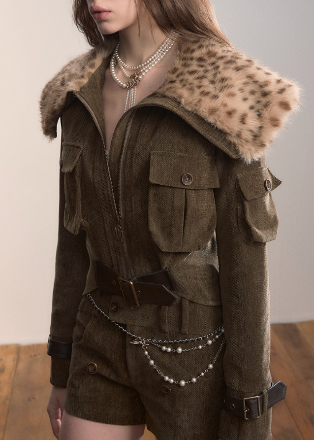 VIAPITTI fur collar jacket, leopard print winter coat, heavy industry streetwear, belted warm jacket, edgy Korean fashion, autumn winter outerwear, large fur collar coat, cargo pocket jacket, thickened warm top, luxury street fashion, K-fashion 2025, industrial chic coat, bold streetwear jacket, urban cold season outfit