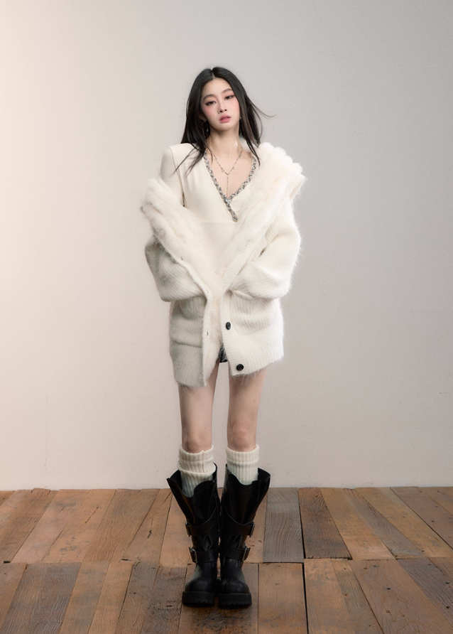 VIAPITTI fur knit coat, fox fur lapel cardigan, luxury streetwear women, autumn winter warm jacket, plush knit sweater coat, oversized lapel cardigan, edgy Korean fashion, street luxe outerwear, heavy knit fur coat, K-fashion 2025, warm winter cardigan, soft fur trim jacket, urban chic knitwear, modern street fashion