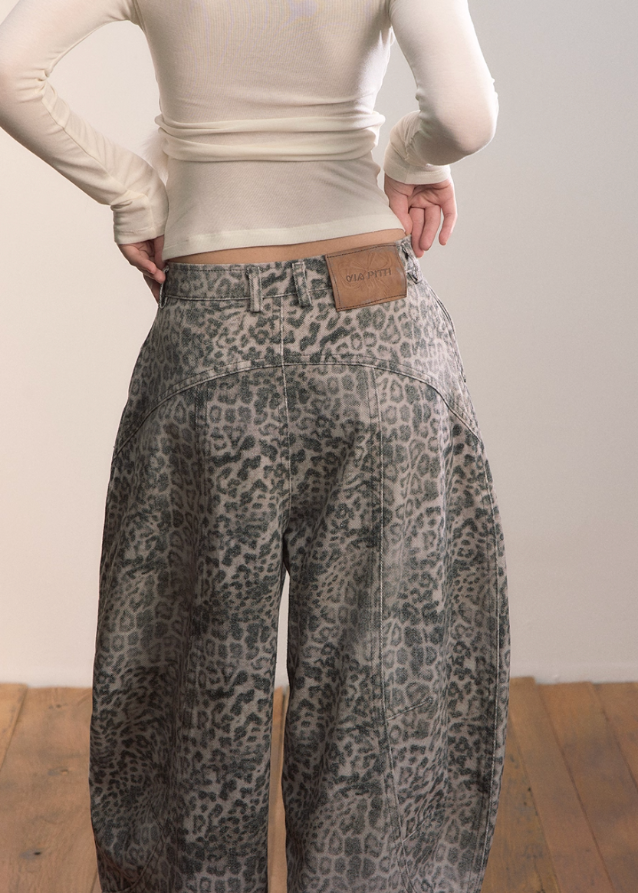VIAPITTI leopard jeans, wide leg denim pants, edgy Korean fashion, streetwear women’s jeans, loose casual trousers, fall winter street style, muted leopard print pants, oversized denim outfit, K-fashion 2025, urban grunge fashion, versatile wide jeans, street chic trousers, modern edgy womenswear