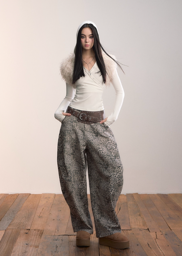 VIAPITTI leopard jeans, wide leg denim pants, edgy Korean fashion, streetwear women’s jeans, loose casual trousers, fall winter street style, muted leopard print pants, oversized denim outfit, K-fashion 2025, urban grunge fashion, versatile wide jeans, street chic trousers, modern edgy womenswear