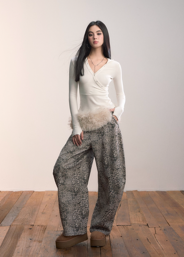 VIAPITTI leopard jeans, wide leg denim pants, edgy Korean fashion, streetwear women’s jeans, loose casual trousers, fall winter street style, muted leopard print pants, oversized denim outfit, K-fashion 2025, urban grunge fashion, versatile wide jeans, street chic trousers, modern edgy womenswear