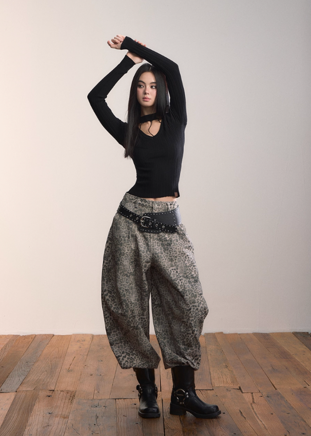 VIAPITTI leopard jeans, wide leg denim pants, edgy Korean fashion, streetwear women’s jeans, loose casual trousers, fall winter street style, muted leopard print pants, oversized denim outfit, K-fashion 2025, urban grunge fashion, versatile wide jeans, street chic trousers, modern edgy womenswear