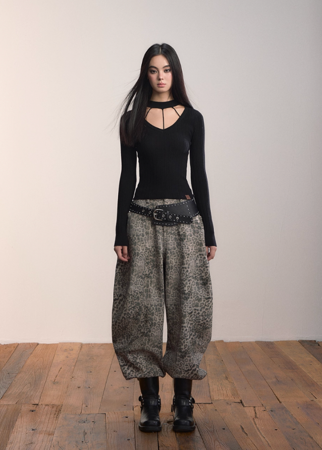 VIAPITTI leopard jeans, wide leg denim pants, edgy Korean fashion, streetwear women’s jeans, loose casual trousers, fall winter street style, muted leopard print pants, oversized denim outfit, K-fashion 2025, urban grunge fashion, versatile wide jeans, street chic trousers, modern edgy womenswear