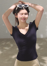 basic t shirt women, u neck t shirt women, korean fashion top, minimal outfit women, effortless outfit ideas, casual everyday outfit, slim fit t shirt women, breathable cotton top, modern feminine clothing, parisian style clothing, versatile everyday top, chic casual outfit, calm luxury fashion, lightweight summer top, simple basic top, refined casual wear, fitted tee women, everyday essential top, clean silhouette top, minimal style clothing