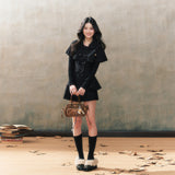 黒の高級スーツケープコートプリーツスカートツーピーススーツ