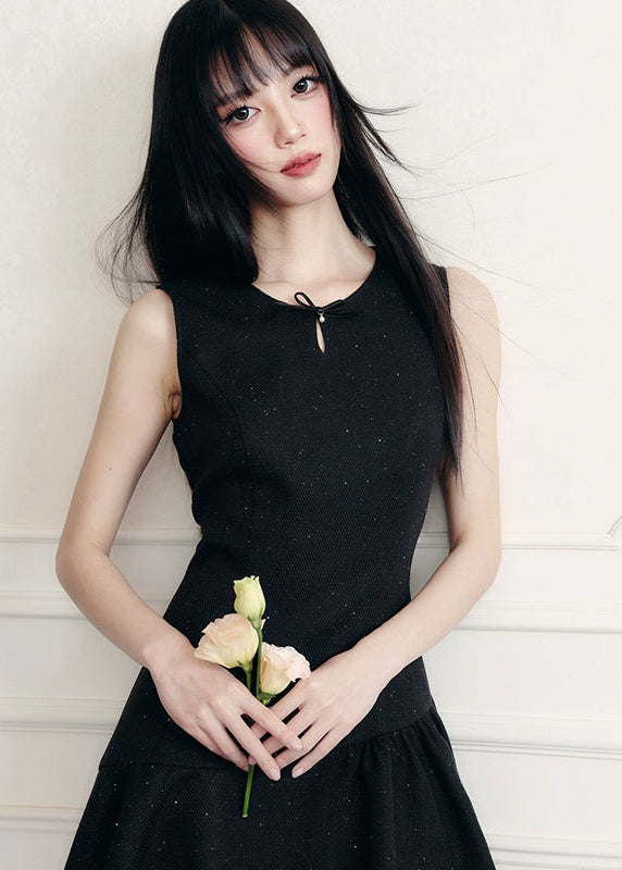 A constellation of refinement — the Noir Étoile Ensemble merges classic Parisian tailoring with Fragileheart’s pastel-noir sensuality. The cropped glitter tweed jacket and sculpted mini dress shimmer with quiet confidence, revealing both softness and strength. Perfect for evenings when sophistication meets modern rebellion.