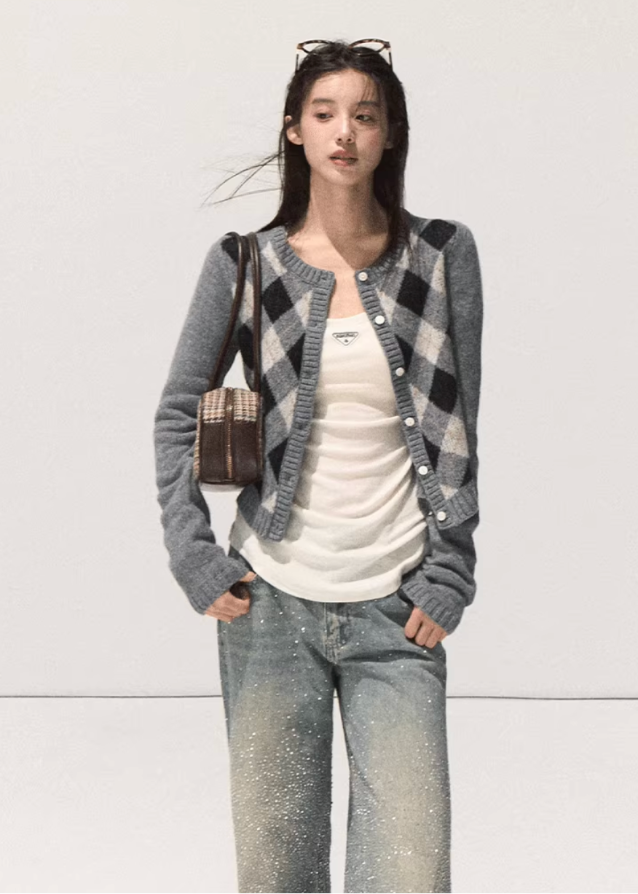 korean argyle knit cardigan, vintage polo sweater women, contrast pattern knitwear, korean retro casual cardigan, lazy wind fall sweater, soft argyle polo knit, korean preppy check sweater, seoul vintage knit top, elegant autumn knit cardigan, wool blend retro top, korean daily layering cardigan, argyle check knitwear women, cozy soft polo sweater, vintage korean fashion outfit, preppy chic argyle cardigan