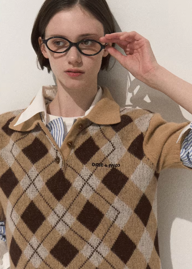 korean argyle knit cardigan, vintage polo sweater women, contrast pattern knitwear, korean retro casual cardigan, lazy wind fall sweater, soft argyle polo knit, korean preppy check sweater, seoul vintage knit top, elegant autumn knit cardigan, wool blend retro top, korean daily layering cardigan, argyle check knitwear women, cozy soft polo sweater, vintage korean fashion outfit, preppy chic argyle cardigan