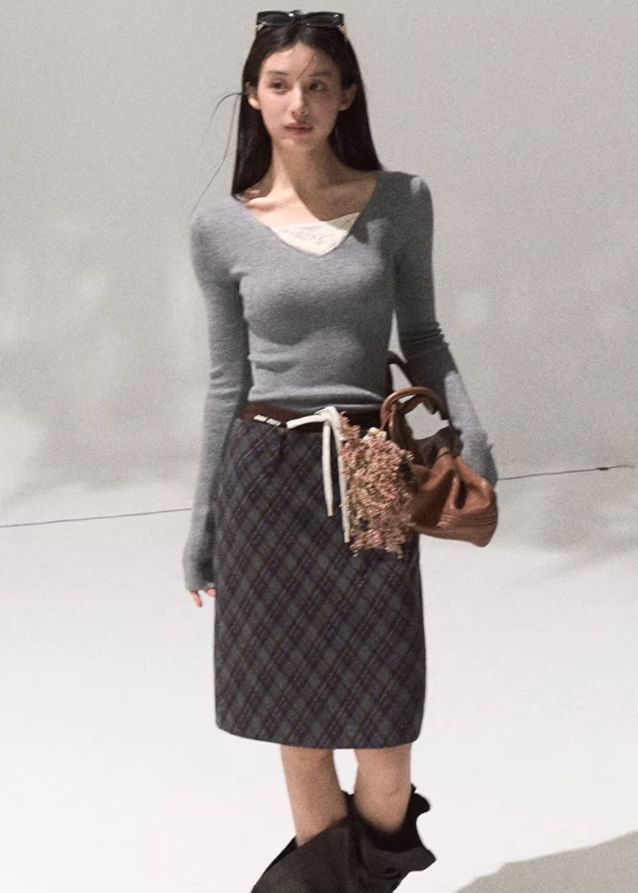 OAKMOO knit top, lace V-neck sweater, slim wool knitwear women, base layer top autumn winter, cozy knit long sleeve, Korean chic fashion, minimal soft knit top, OAKMOO AW collection, inner layer sweater, elegant fitted knit