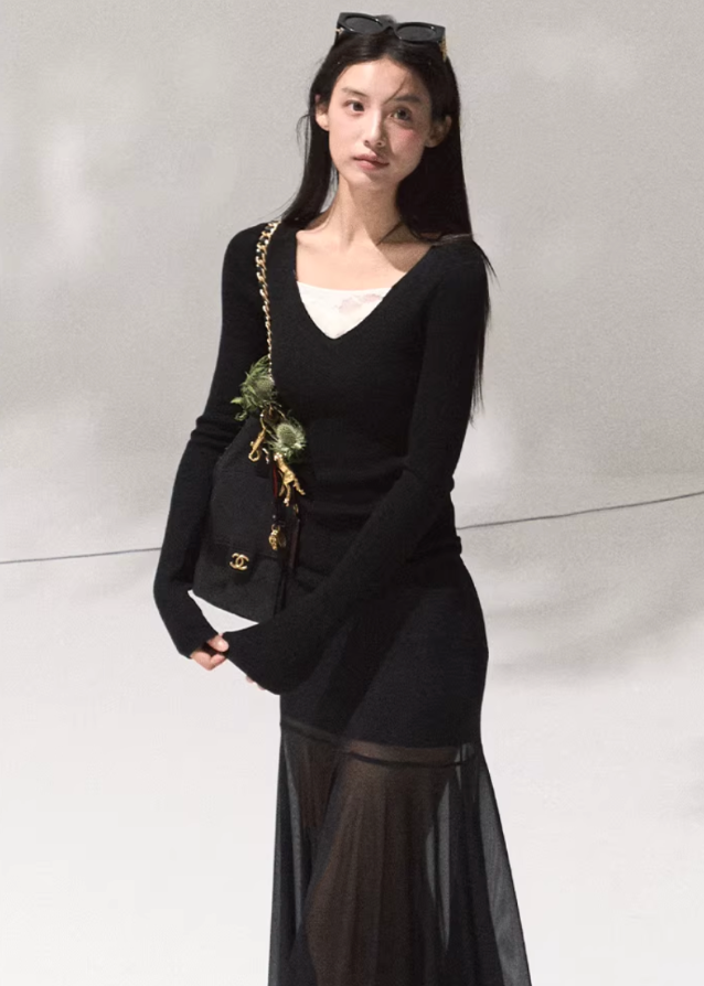 OAKMOO knit top, lace V-neck sweater, slim wool knitwear women, base layer top autumn winter, cozy knit long sleeve, Korean chic fashion, minimal soft knit top, OAKMOO AW collection, inner layer sweater, elegant fitted knit