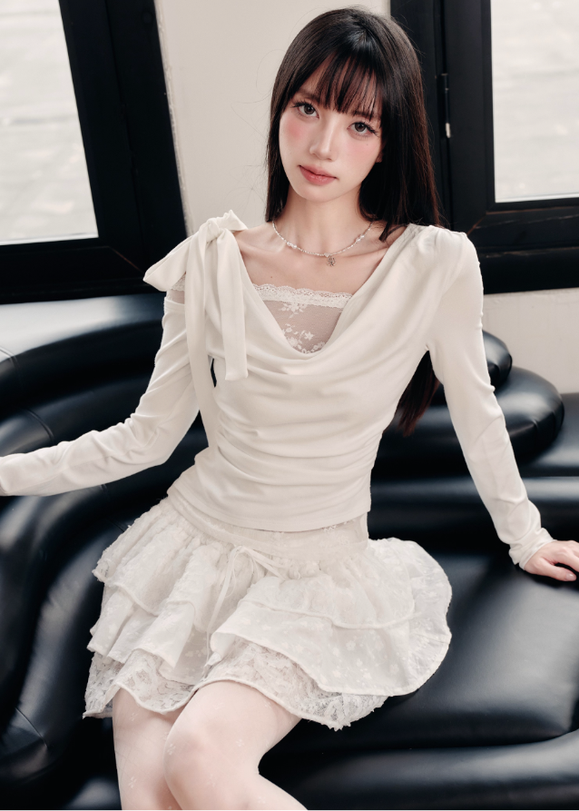 Soft as a dream, elegant as silence — the Cream Reverie Lace Top captures Fragileheart’s signature “pastel meets noir” allure. The cowl neckline and lace underlayer reveal a graceful décolleté, while the sculpted waist flatters the silhouette with effortless poise. Perfect for autumn and winter ensembles that balance luxury and intimacy.