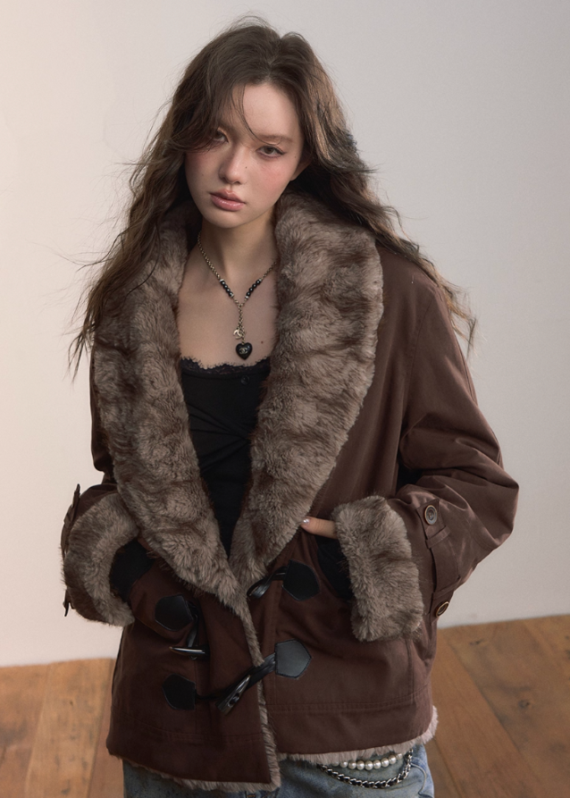 VIAPITTI reversible fur coat, eco fur winter jacket, horn buckle coat, heavy industry streetwear, autumn winter warm jacket, edgy Korean fashion, two-way shearling coat, luxury street outerwear, industrial street style, reversible women’s coat, plush fur jacket, K-fashion 2025, warm street utility coat, modern urban outerwear
