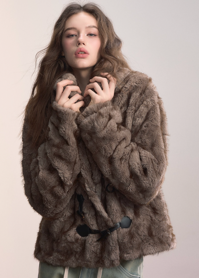 VIAPITTI reversible fur coat, eco fur winter jacket, horn buckle coat, heavy industry streetwear, autumn winter warm jacket, edgy Korean fashion, two-way shearling coat, luxury street outerwear, industrial street style, reversible women’s coat, plush fur jacket, K-fashion 2025, warm street utility coat, modern urban outerwear
