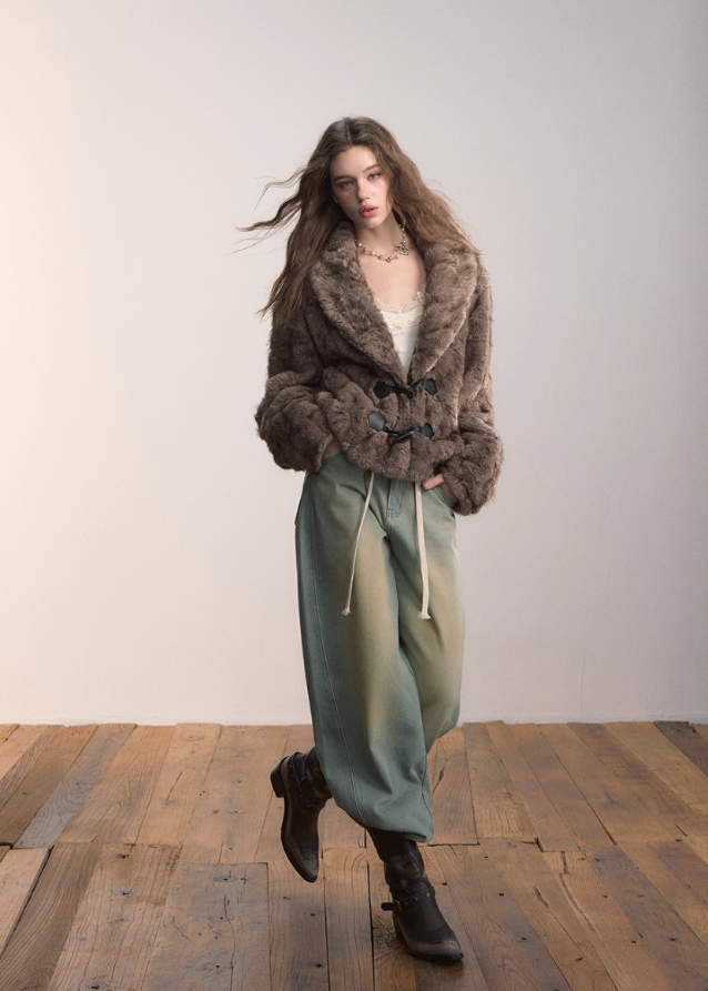 VIAPITTI reversible fur coat, eco fur winter jacket, horn buckle coat, heavy industry streetwear, autumn winter warm jacket, edgy Korean fashion, two-way shearling coat, luxury street outerwear, industrial street style, reversible women’s coat, plush fur jacket, K-fashion 2025, warm street utility coat, modern urban outerwear
