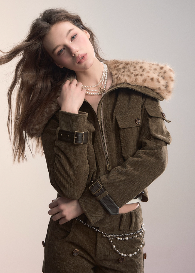 VIAPITTI fur collar jacket, leopard print winter coat, heavy industry streetwear, belted warm jacket, edgy Korean fashion, autumn winter outerwear, large fur collar coat, cargo pocket jacket, thickened warm top, luxury street fashion, K-fashion 2025, industrial chic coat, bold streetwear jacket, urban cold season outfit
