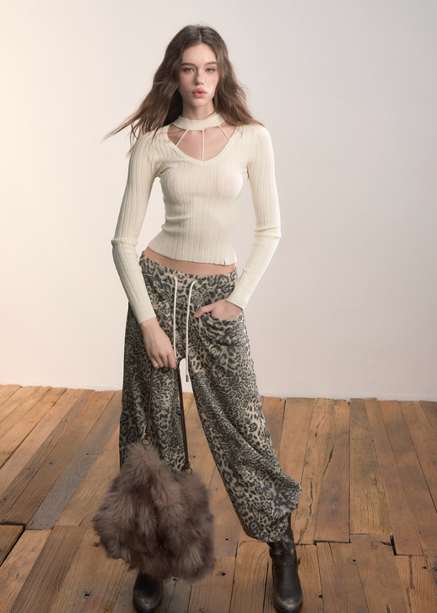 VIAPITTI choker knit top, cutout halter sweater, slim base layer top, edgy Korean fashion, autumn winter knitwear, industrial street style, minimal cutout knit, versatile slim top, K-fashion 2025, modern streetwear women, fitted knit choker top, geometric neckline sweater, urban chic knit top
