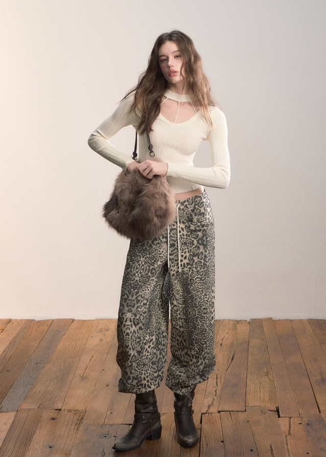 VIAPITTI choker knit top, cutout halter sweater, slim base layer top, edgy Korean fashion, autumn winter knitwear, industrial street style, minimal cutout knit, versatile slim top, K-fashion 2025, modern streetwear women, fitted knit choker top, geometric neckline sweater, urban chic knit top
