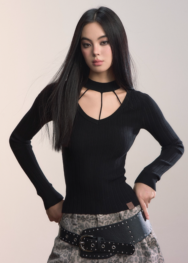 VIAPITTI choker knit top, cutout halter sweater, slim base layer top, edgy Korean fashion, autumn winter knitwear, industrial street style, minimal cutout knit, versatile slim top, K-fashion 2025, modern streetwear women, fitted knit choker top, geometric neckline sweater, urban chic knit top
