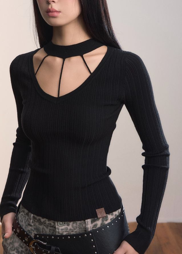 VIAPITTI choker knit top, cutout halter sweater, slim base layer top, edgy Korean fashion, autumn winter knitwear, industrial street style, minimal cutout knit, versatile slim top, K-fashion 2025, modern streetwear women, fitted knit choker top, geometric neckline sweater, urban chic knit top
