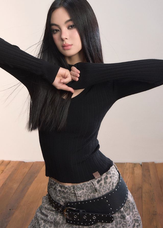 VIAPITTI choker knit top, cutout halter sweater, slim base layer top, edgy Korean fashion, autumn winter knitwear, industrial street style, minimal cutout knit, versatile slim top, K-fashion 2025, modern streetwear women, fitted knit choker top, geometric neckline sweater, urban chic knit top
