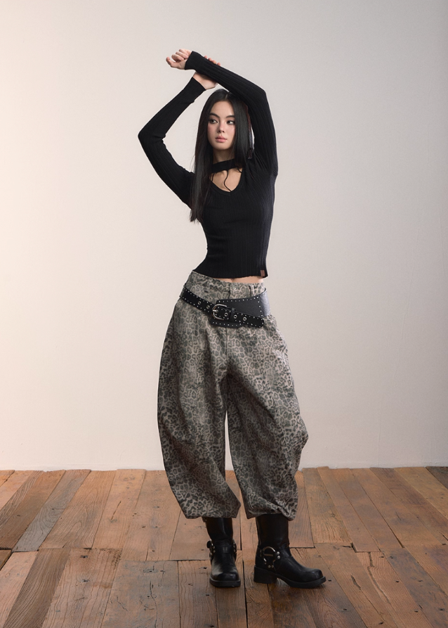 VIAPITTI choker knit top, cutout halter sweater, slim base layer top, edgy Korean fashion, autumn winter knitwear, industrial street style, minimal cutout knit, versatile slim top, K-fashion 2025, modern streetwear women, fitted knit choker top, geometric neckline sweater, urban chic knit top
