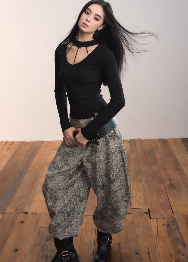 VIAPITTI choker knit top, cutout halter sweater, slim base layer top, edgy Korean fashion, autumn winter knitwear, industrial street style, minimal cutout knit, versatile slim top, K-fashion 2025, modern streetwear women, fitted knit choker top, geometric neckline sweater, urban chic knit top
