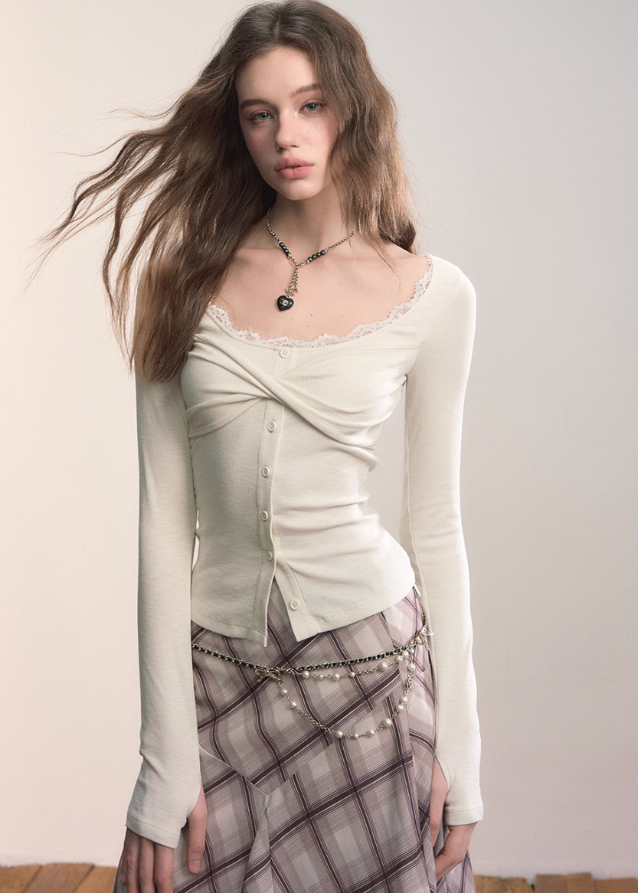 VIAPITTI lace top, single breasted long sleeve, slim fit T-shirt, edgy Korean fashion, autumn streetwear top, lace trim inner shirt, ruched front top, minimalist street style, versatile base layer, K-fashion 2025, slim long sleeve tee, soft street femininity, modern urban womenswear
