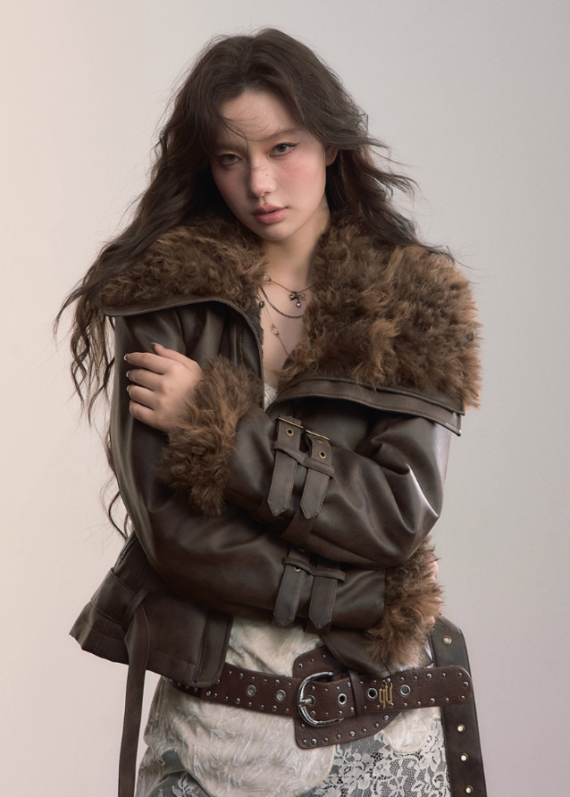 VIAPITTI faux fur jacket, heavy industry short coat, big fur collar lapel, autumn winter fur jacket, edgy Korean fashion, industrial streetwear women, imitation fur aviator jacket, rugged shearling coat, K-fashion 2025, warm winter street coat, urban grunge jacket, faux fur integrated top
