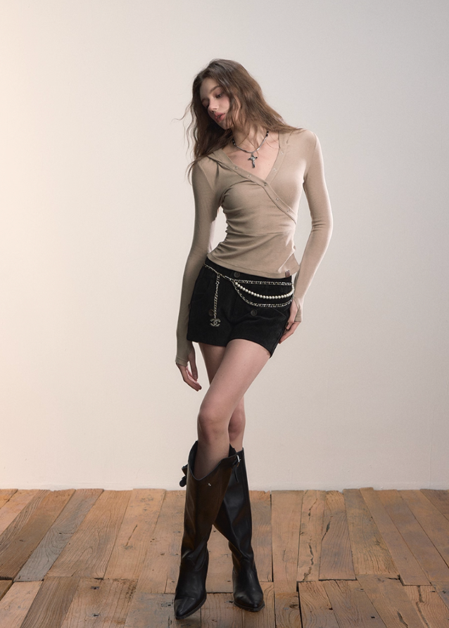 VIAPITTI detachable skirt, two-in-one mini shorts, edgy Korean fashion, luxury streetwear women, autumn winter outfit, street couture skirt, retro utility bottoms, minimalist street fashion, modern K-fashion 2025, dual layer mini skirt, urban feminine outfit, detachable streetwear, edgy chic Korean style
