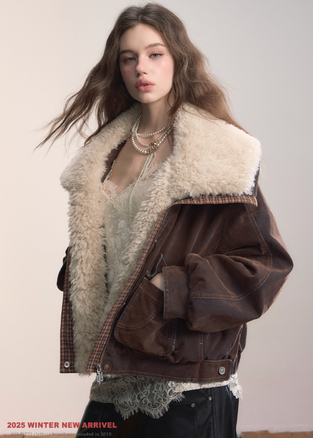 VIAPITTI down jacket, fur collar denim coat, heavy workwear jacket, luxury streetwear women, autumn winter warm jacket, 90 white duck down puffer, industrial street fashion, edgy Korean outerwear, velvet denim jacket, oversized fur collar coat, rugged street style, K-fashion 2025, warm winter street jacket, urban fashion outerwear
