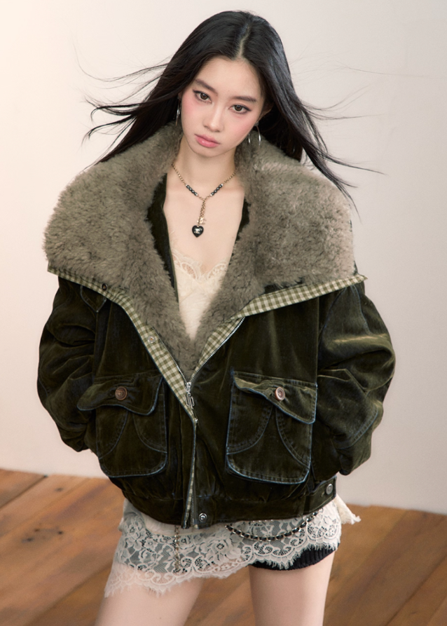 VIAPITTI down jacket, fur collar denim coat, heavy workwear jacket, luxury streetwear women, autumn winter warm jacket, 90 white duck down puffer, industrial street fashion, edgy Korean outerwear, velvet denim jacket, oversized fur collar coat, rugged street style, K-fashion 2025, warm winter street jacket, urban fashion outerwear
