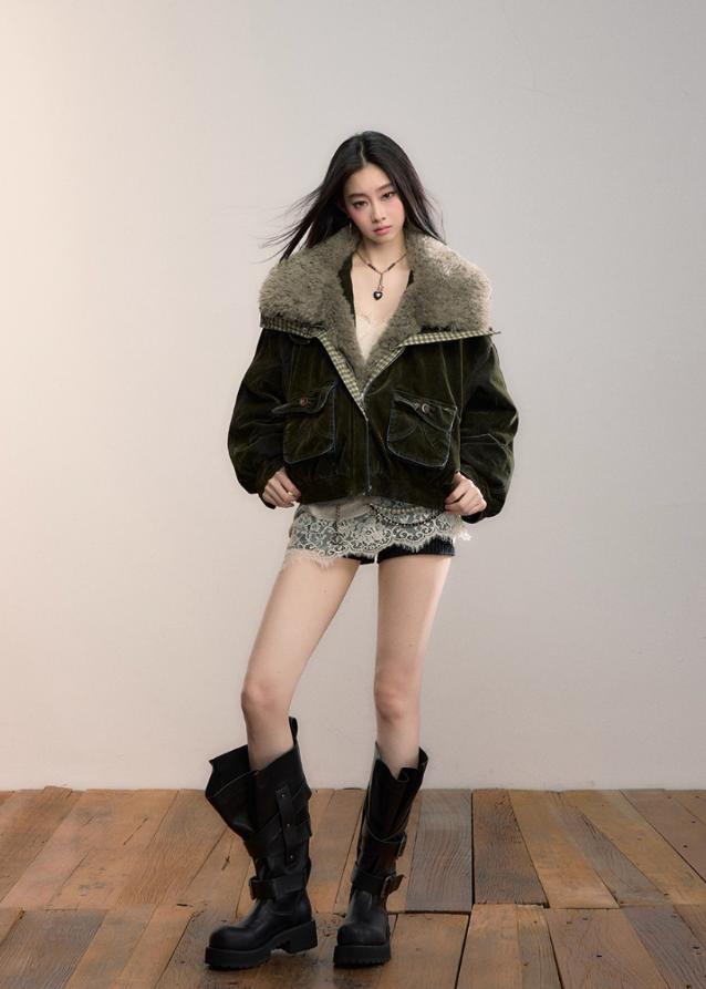 VIAPITTI down jacket, fur collar denim coat, heavy workwear jacket, luxury streetwear women, autumn winter warm jacket, 90 white duck down puffer, industrial street fashion, edgy Korean outerwear, velvet denim jacket, oversized fur collar coat, rugged street style, K-fashion 2025, warm winter street jacket, urban fashion outerwear
