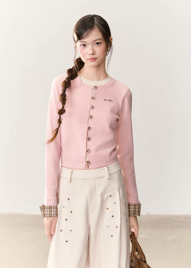 umoumo knit top, fake two piece knitwear, Korean style knit top, plaid patchwork knit sweater, contrast collar knit top, cute Korean knitwear, feminine knit top 2025, layered look sweater, preppy style knit top, soft girl fashion top, kawaii knit cardigan, Korean casual knitwear, girls contrast knit pullover
