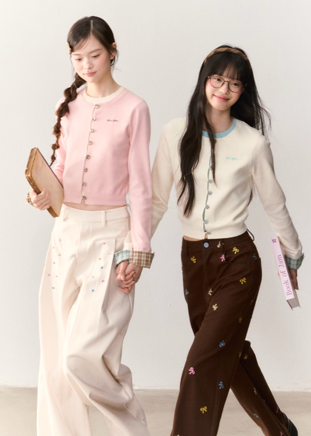 umoumo knit top, fake two piece knitwear, Korean style knit top, plaid patchwork knit sweater, contrast collar knit top, cute Korean knitwear, feminine knit top 2025, layered look sweater, preppy style knit top, soft girl fashion top, kawaii knit cardigan, Korean casual knitwear, girls contrast knit pullover
