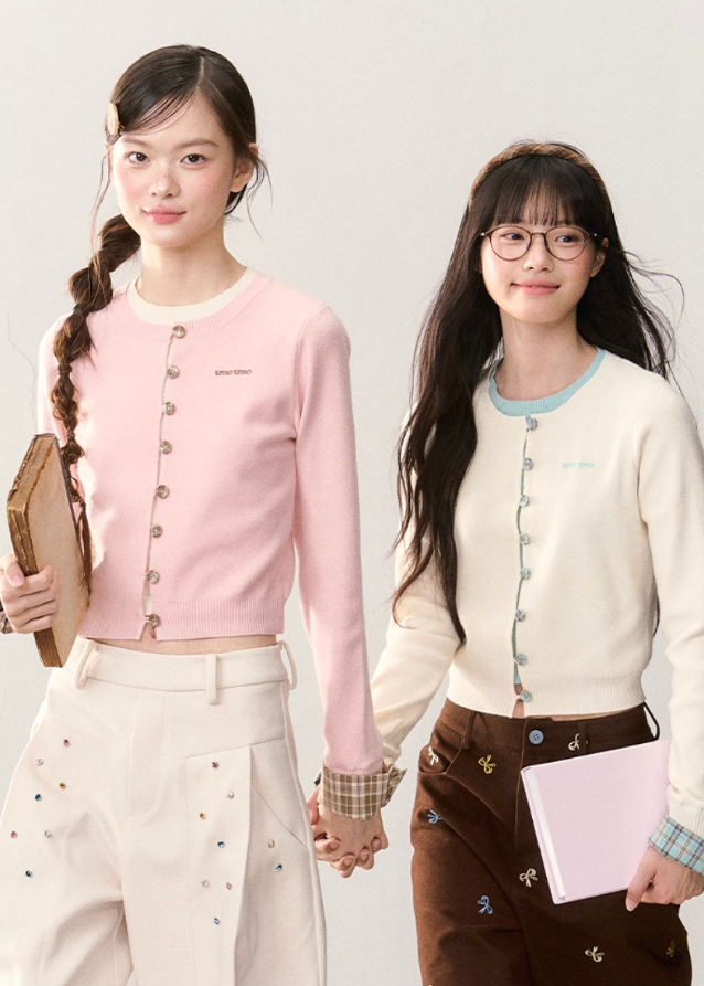 umoumo knit top, fake two piece knitwear, Korean style knit top, plaid patchwork knit sweater, contrast collar knit top, cute Korean knitwear, feminine knit top 2025, layered look sweater, preppy style knit top, soft girl fashion top, kawaii knit cardigan, Korean casual knitwear, girls contrast knit pullover
