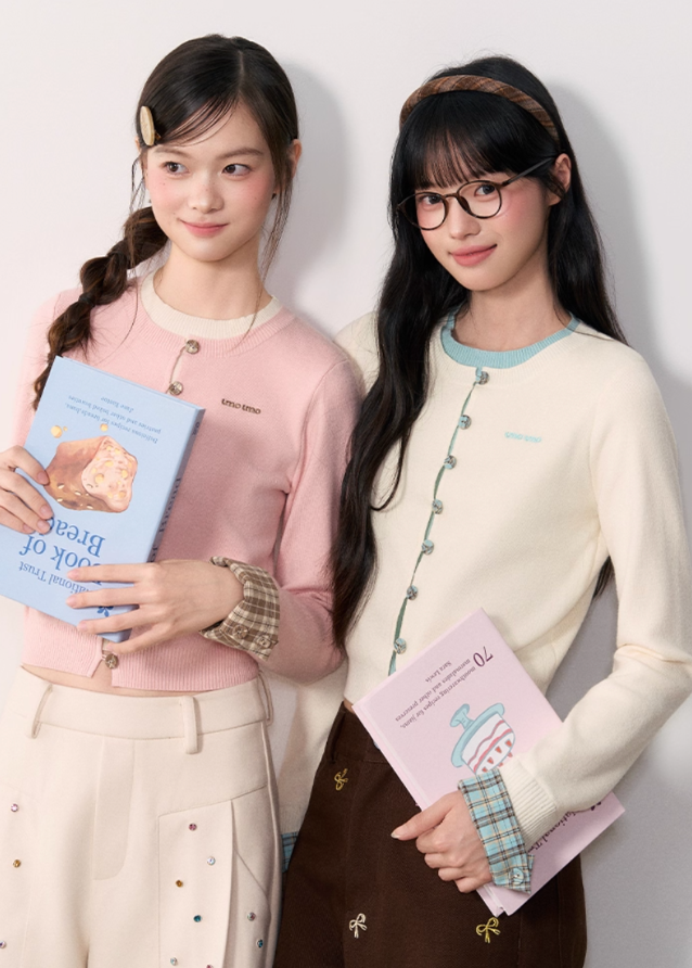 umoumo knit top, fake two piece knitwear, Korean style knit top, plaid patchwork knit sweater, contrast collar knit top, cute Korean knitwear, feminine knit top 2025, layered look sweater, preppy style knit top, soft girl fashion top, kawaii knit cardigan, Korean casual knitwear, girls contrast knit pullover
