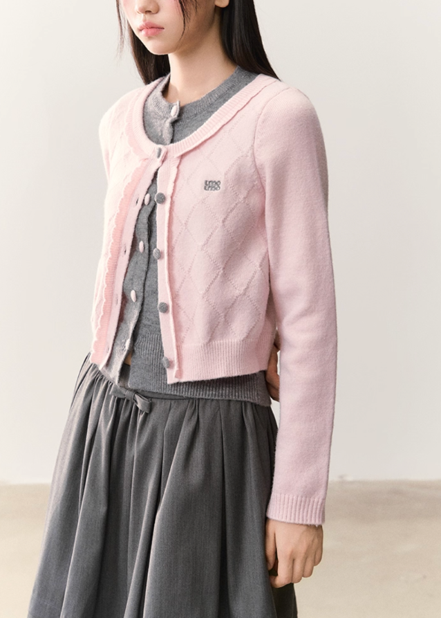 soft pink cardigan, quilted knit cardigan, Korean girly fashion, AW knitwear, layered cardigan set, feminine Korean style, umoumo aesthetic, soft cozy knit, pastel knitwear, grey inner knit top, cute layered outfit, autumn winter Korean style, cropped cardigan look, warm girly sweater, Fragileheart soft mood, sweet soft pink knit, Korean chic outfit, double-layer knit cardigan, girly pastel knit
