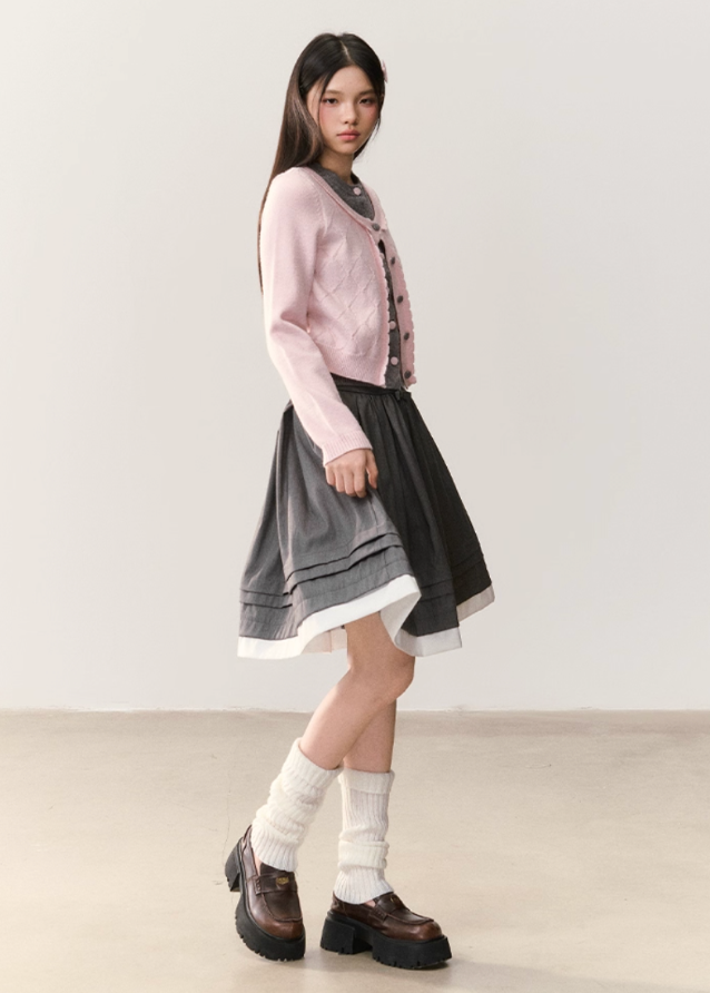 soft pink cardigan, quilted knit cardigan, Korean girly fashion, AW knitwear, layered cardigan set, feminine Korean style, umoumo aesthetic, soft cozy knit, pastel knitwear, grey inner knit top, cute layered outfit, autumn winter Korean style, cropped cardigan look, warm girly sweater, Fragileheart soft mood, sweet soft pink knit, Korean chic outfit, double-layer knit cardigan, girly pastel knit