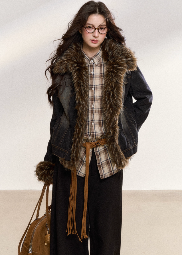 fur collar denim jacket women, patchwork denim coat, vintage fur trim jacket, American retro denim jacket, Korean winter denim jacket, faux fur denim outerwear, fluffy collar denim coat, winter denim jacket women, trendy fur denim jacket, high end vintage jacket women

