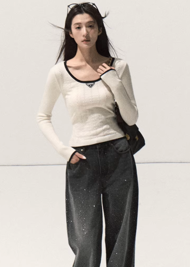 OAKMOO wool knit top, slim winter base layer, soft skin-friendly long sleeve, minimalist knit shirt women, Korean designer knitwear, warm wool top, sculptural slim tee, autumn winter layering top, ivory contrast trim knit